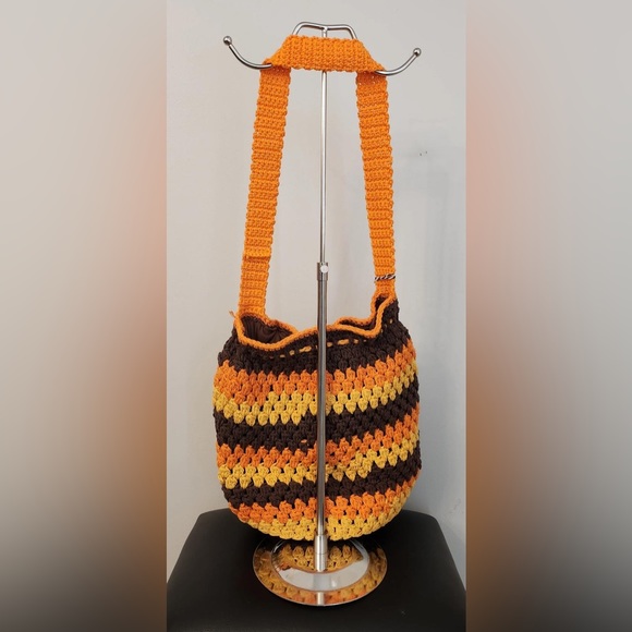 Large sized bag with thick orange strap - Picture 2 of 4